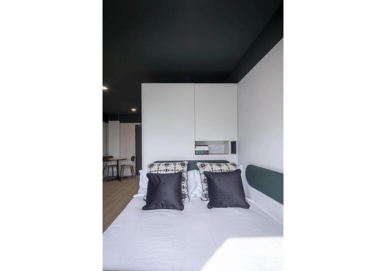 Modern With Kitchen & Ensuite In Apartment
