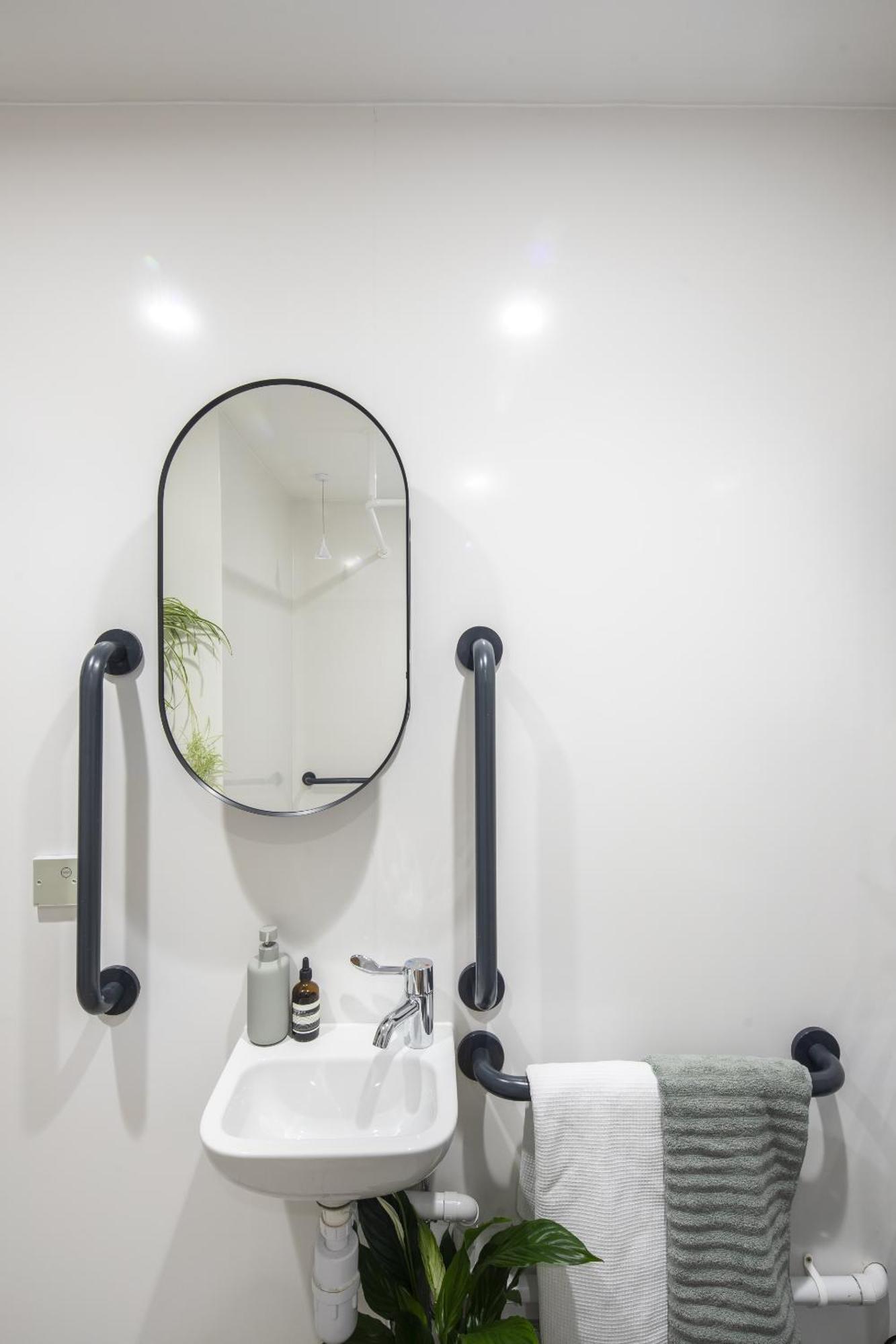 Modern With Kitchen & Ensuite In Apartment Edinburgh