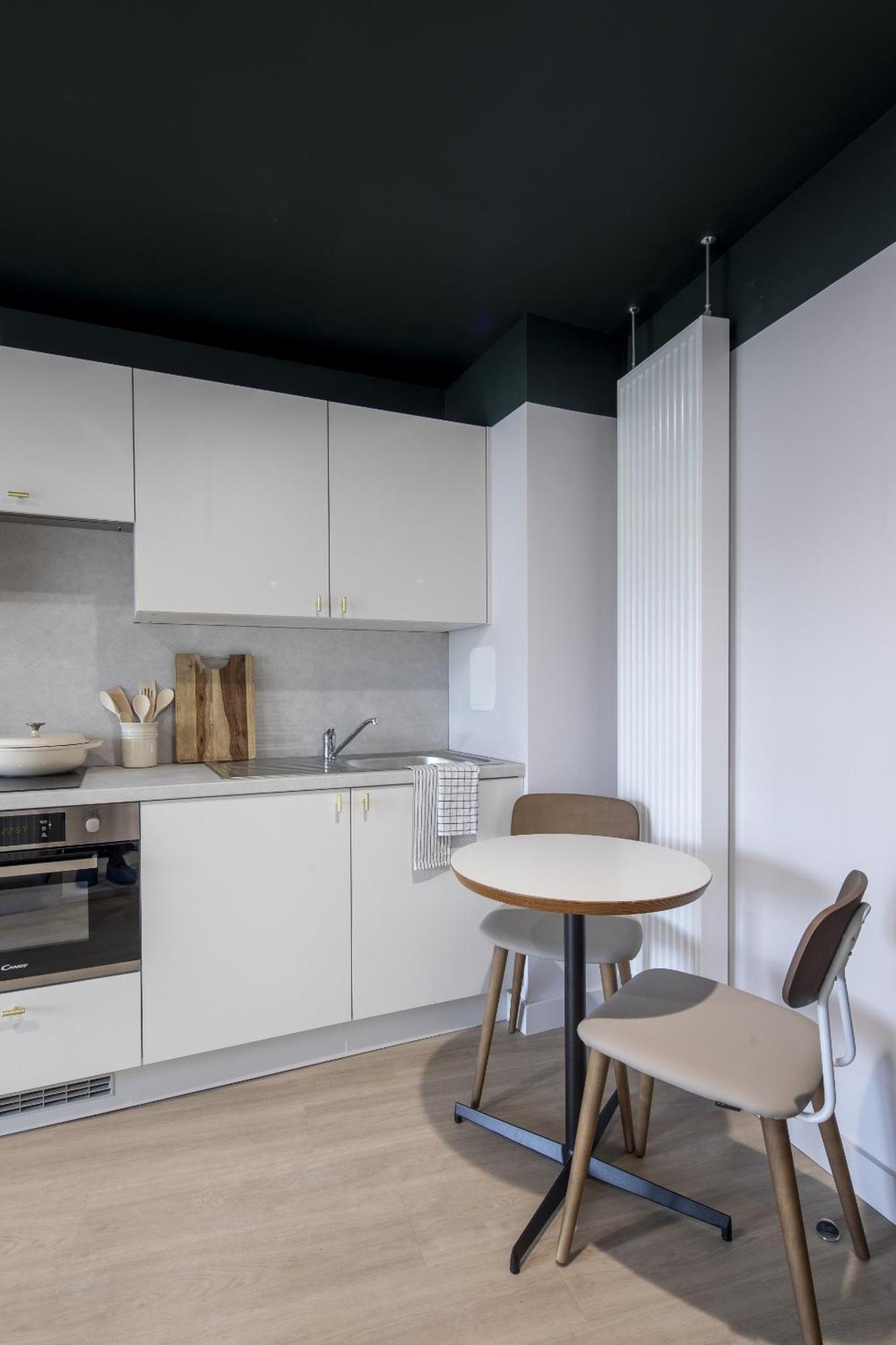 Modern With Kitchen & Ensuite In Apartment *