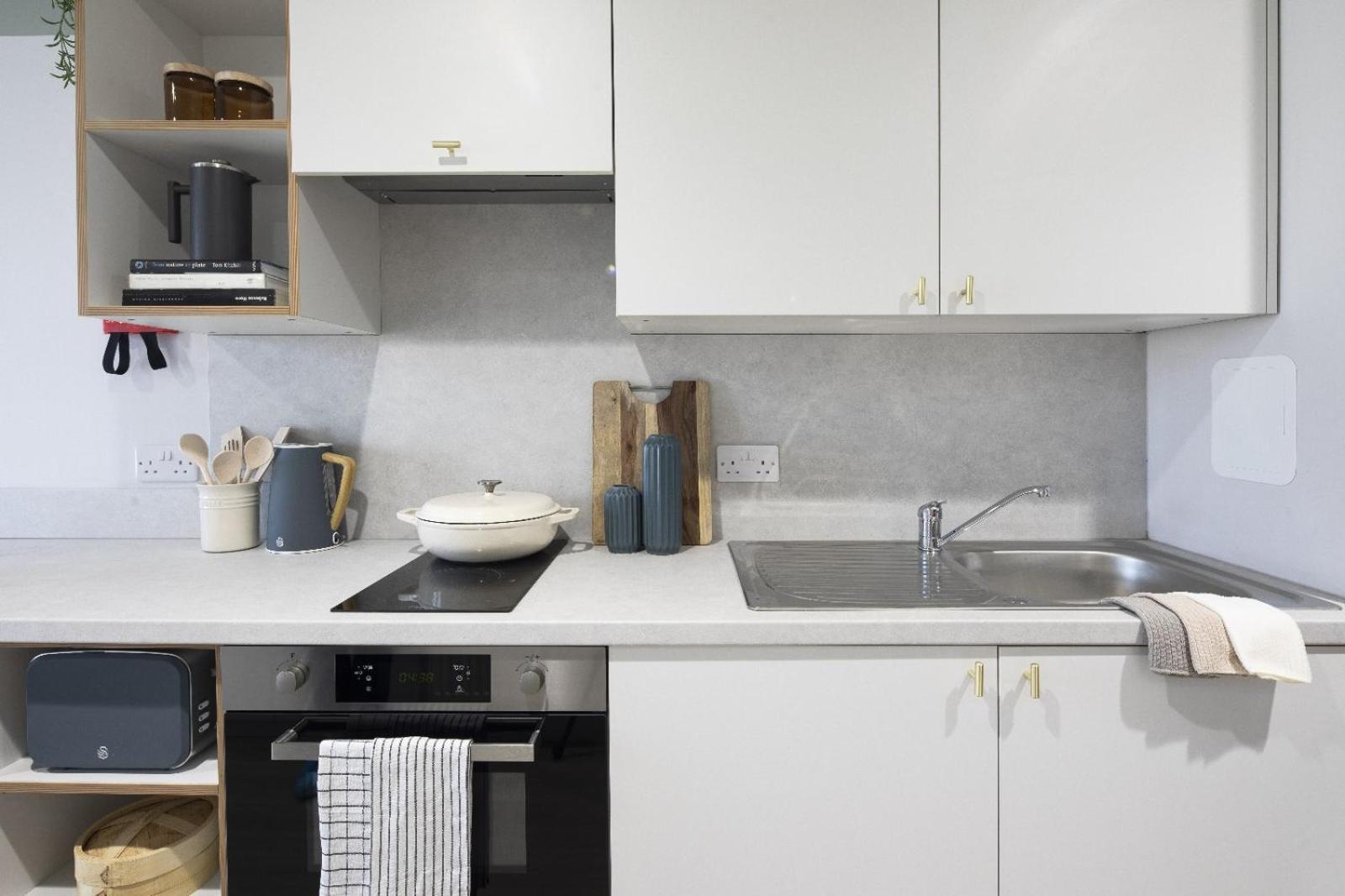 Modern With Kitchen & Ensuite In Appartement *